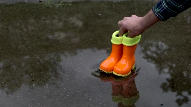 Botas de goma para niños en un charco. Primer plano, cámara lenta . — Vídeos de Stock