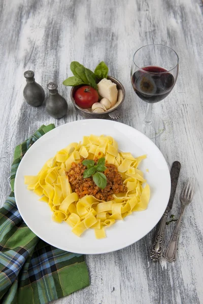 Massa italiana com molho de tomate - mesa branca — Fotografia de Stock