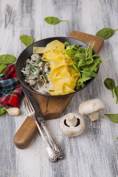 Cogumelos macarrão italiano, spenot (pappardelle, tagliatelle ) — Fotografia de Stock