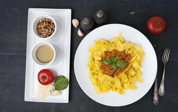 Italiensk pasta middag - pappardelle, tagliatelle Stockbild