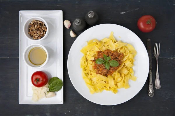 Italiensk pasta middag - pappardelle, tagliatelle Stockfoto