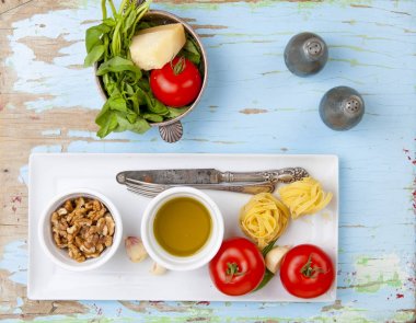 makarna, domates, fındık, çam fıstığı, zeytin yağı plakaları