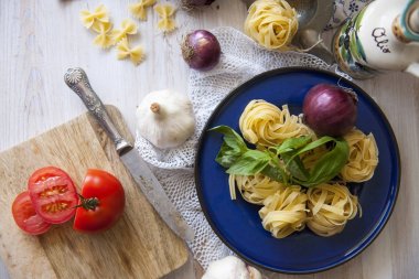 makarna, domates, fındık, çam fıstığı, zeytin yağı plakaları