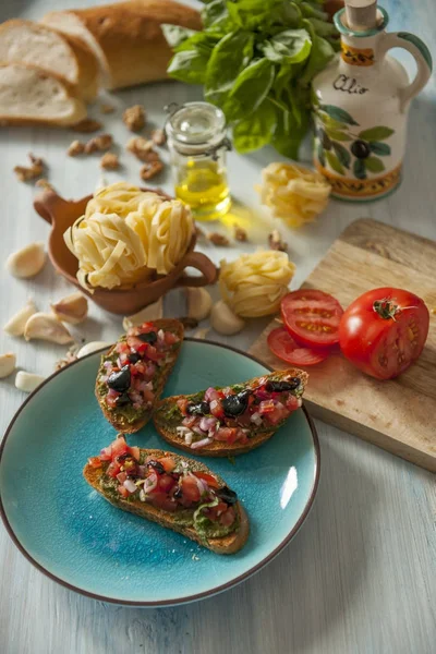 Italienska brusche, tomat, valnötter, pinjenötter, pesto, Stockbild