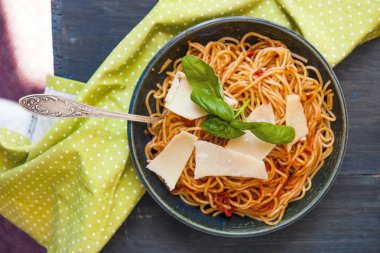 bir kâse spagetti pardicsom sos, peynir (Parmesan) ve fesleğen