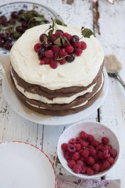 Kakao sünger kek krem şanti ve ahududu, kiraz 