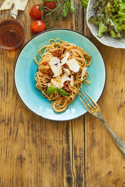 Prato de espaguete com tomate, comida italiana — Fotografia de Stock
