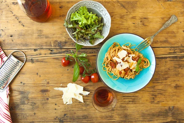 Comida italiana de macarrão (espaguete) - molho de tomate (Bolonhesa), tomate — Fotografia de Stock
