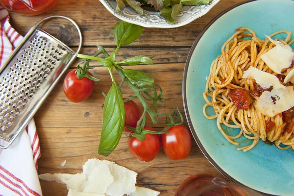Comida italiana de macarrão (espaguete) - molho de tomate (Bolonhesa), tomate — Fotografia de Stock