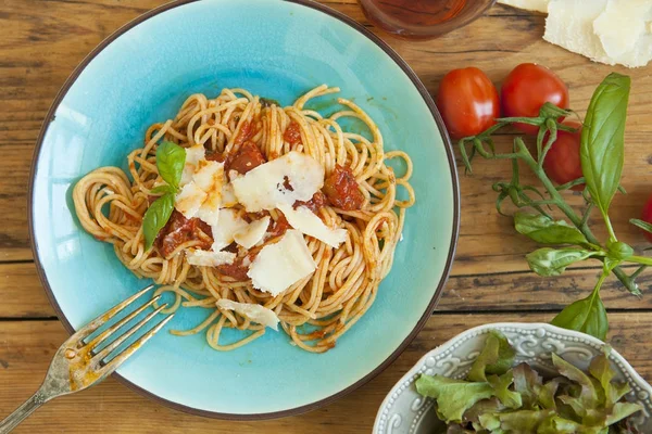 Um prato de macarrão italiano (espaguete) molho de tomate, prato de manjericão — Fotografia de Stock