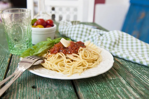 Italian cuisine, vintage - wood kitchen table - Italian spaghett — Stock Photo, Image