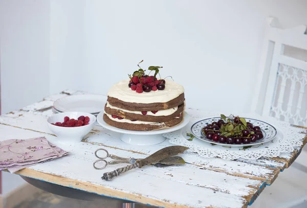 ココア スポンジ ケーキ、ホイップ クリーム、ラズベリー、さくらんぼ — ストック写真