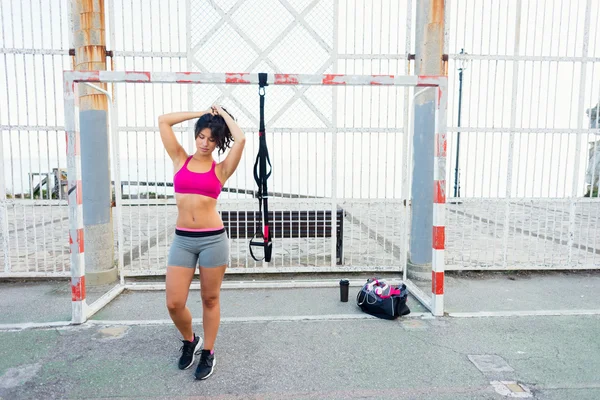 Sportieve vrouw klaar voor trx fitnesstraining — Stockfoto