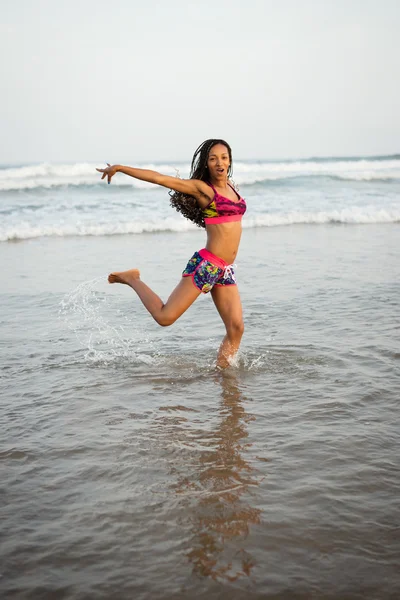 Женщина танцует в море — стоковое фото