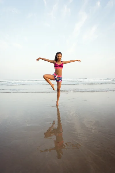 Грациозная женщина танцует на пляже — стоковое фото