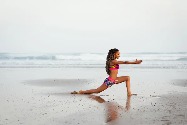 Vrouw uit te oefenen op het strand — Stockfoto