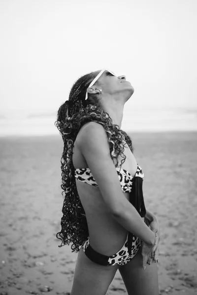 Sierlijke Braziliaanse vrouw in mode bikini op het strand — Stockfoto