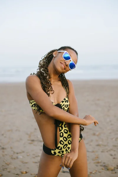 Изящная бразильская женщина в бикини на пляже — стоковое фото