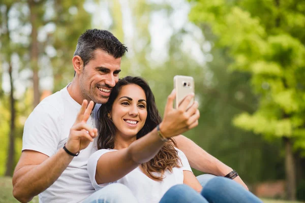 Couple taking a selfie photo with smartphone — ストック写真