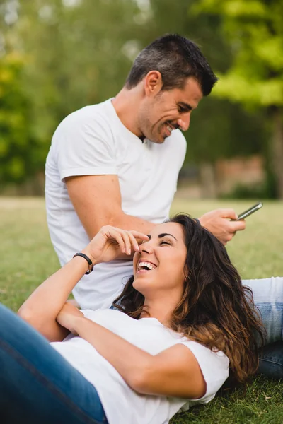 Paar liefhebbers dating op park — Stockfoto