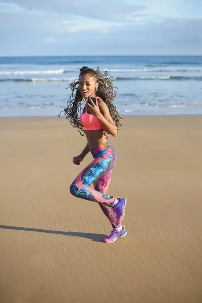 Ajuste mujer negra corriendo y haciendo ejercicio en la playa — Foto de Stock