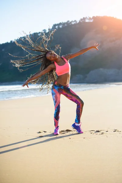 Desportivo feliz mulher brasileira dançando na praia — Fotografia de Stock