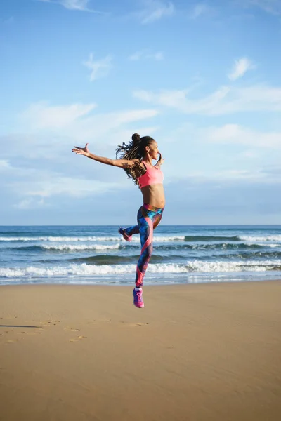 Σπορ μαύρη γυναίκα με χορό και άσκηση στην παραλία — Φωτογραφία Αρχείου