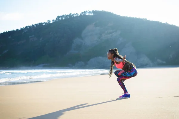 Mulher praticando equilíbrio ioga exercício — Fotografia de Stock