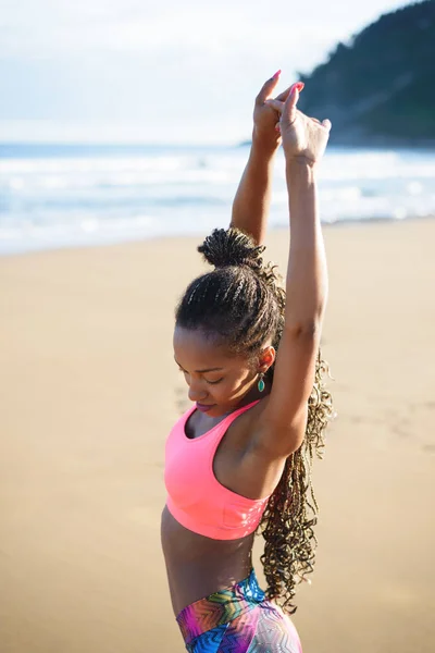 Fit mulher alongamento e exercício na praia — Fotografia de Stock