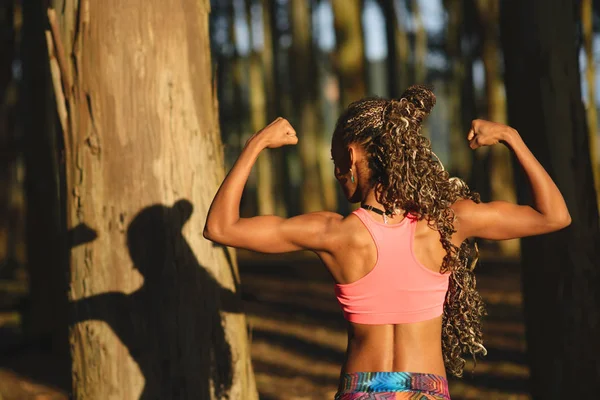 Fitness femme montrant les bras biceps en plein air — Photo