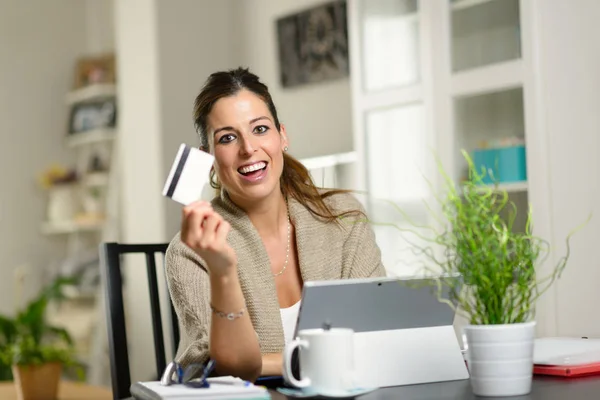 Gelegenheitsfrau hat Spaß beim Online-Shopping mit Kreditkarte — Stockfoto