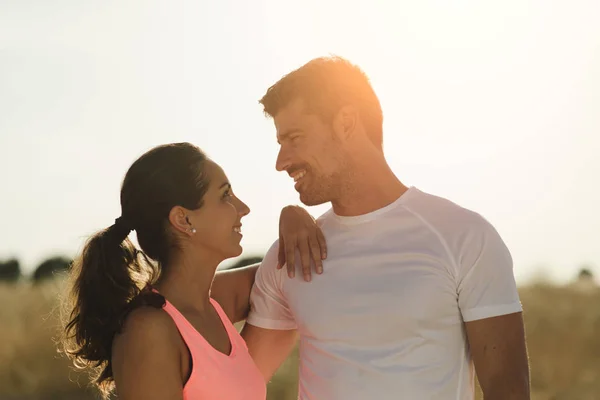 Pareja deportiva en funcionamiento al aire libre y entrenamiento de fitness — Foto de Stock