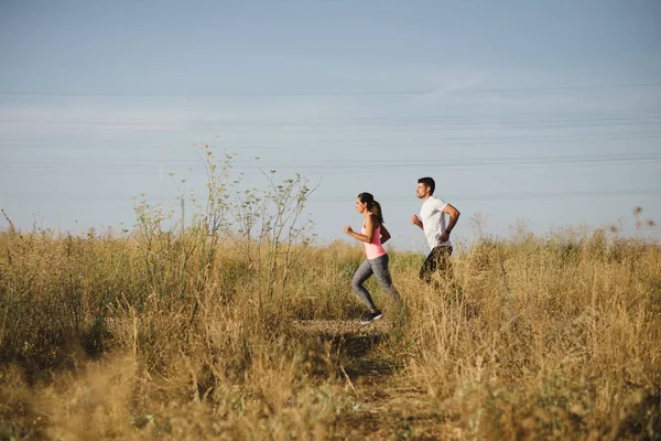 Пара спортсменов бегают вместе — стоковое фото