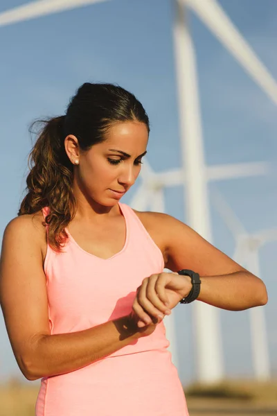 Female runner timing workout — Stock Photo, Image