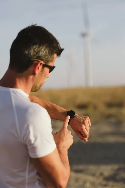 Manliga löpare timing träning — Stockfoto