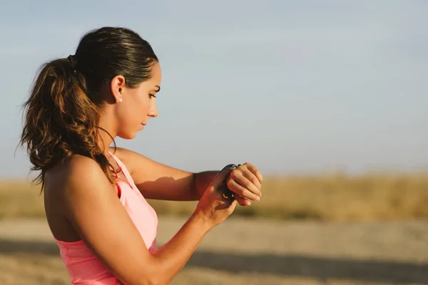 Kvinnliga löpare timing träning — Stockfoto