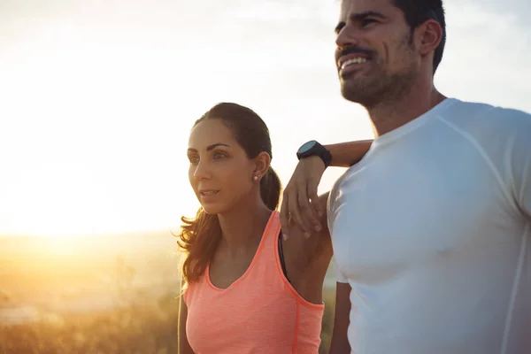 Un par de atletas tomando un descanso para correr — Foto de Stock