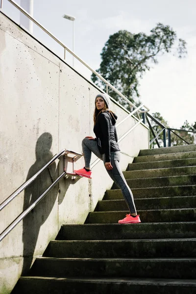 Városi nő, a szabadtéri fitness edzés — Stock Fotó