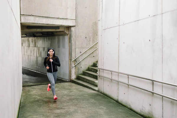 Sportos nő fut a város — Stock Fotó