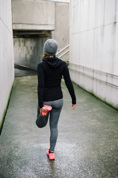 Sportliche Frau dehnt sich vor dem Laufen — Stockfoto