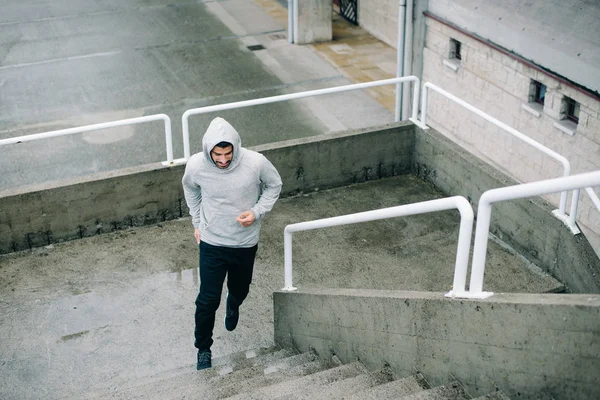 Mann läuft auf städtischer Treppe — Stockfoto