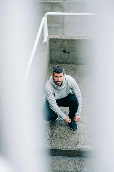 Man ready for urban winter running — Stock Photo, Image