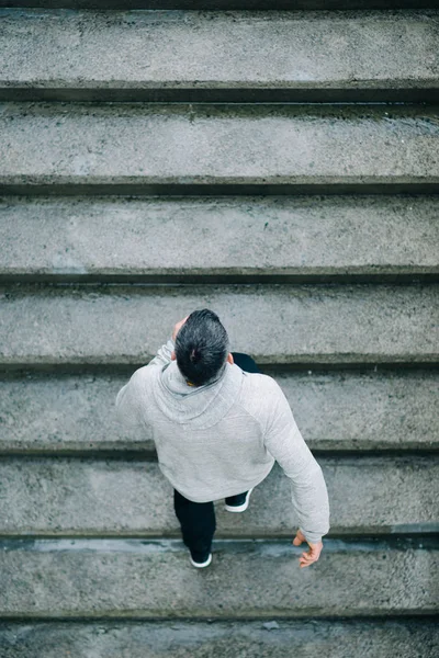 Mann läuft auf städtischer Treppe — Stockfoto