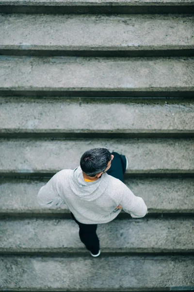 Homem treinando em escadas urbanas — Fotografia de Stock