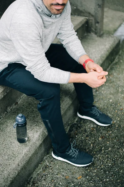 Fitness man tar ett träningspass resten — Stockfoto