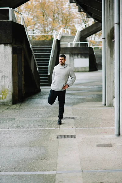 Runner stretching legs and exercising — Stock Photo, Image