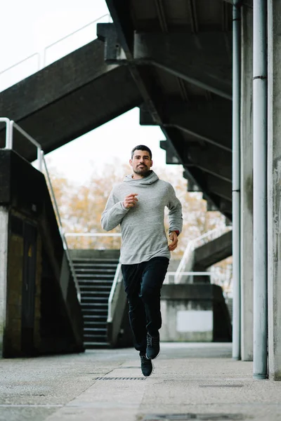 Sporty man running in winter — Stock Photo, Image