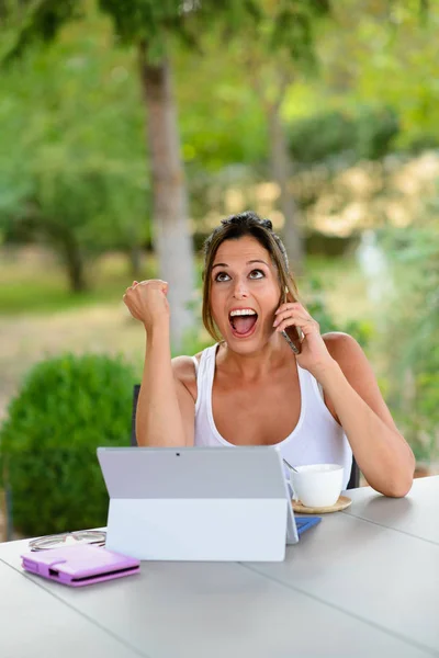 Erfolgreiche Casual Frau mit Laptop draußen — Stockfoto