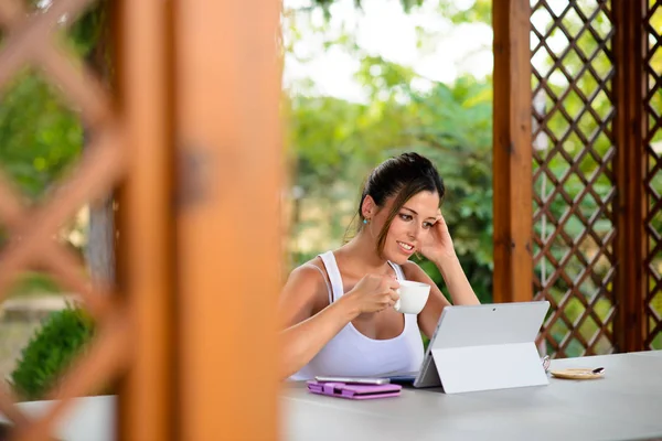 Profesjonell tilfeldig kvinne som jobber på nettet med laptop utenfor – stockfoto