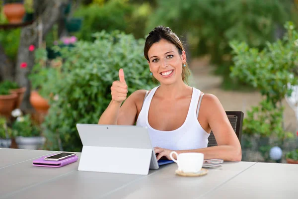 Succesvolle casual vrouw met laptop buiten — Stockfoto